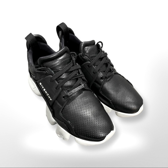 Givenchy - Picture 4 of 8